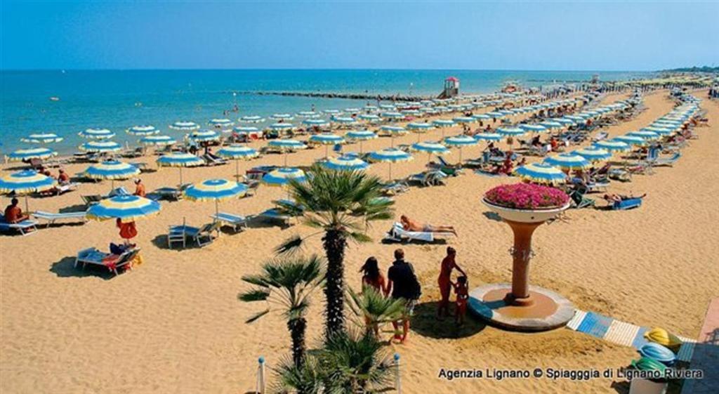 Lignano Riviera With Fireplace & Air Conditioning Lignano Sabbiadoro Extérieur photo